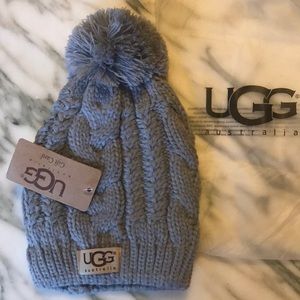 SALE ❤️ Cable Knit Beanie with Pom Pom ❤️